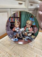 M.J.HUMMEL COLLECTOR'S PLATE - BUDDING SCHOLARS