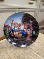 M.J.HUMMEL COLLECTOR'S PLATE - APPLE TREE BOY AND GIRL