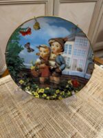 M.J.HUMMEL COLLECTOR'S PLATE - LITTLE COMPANIONS - SURPRISE