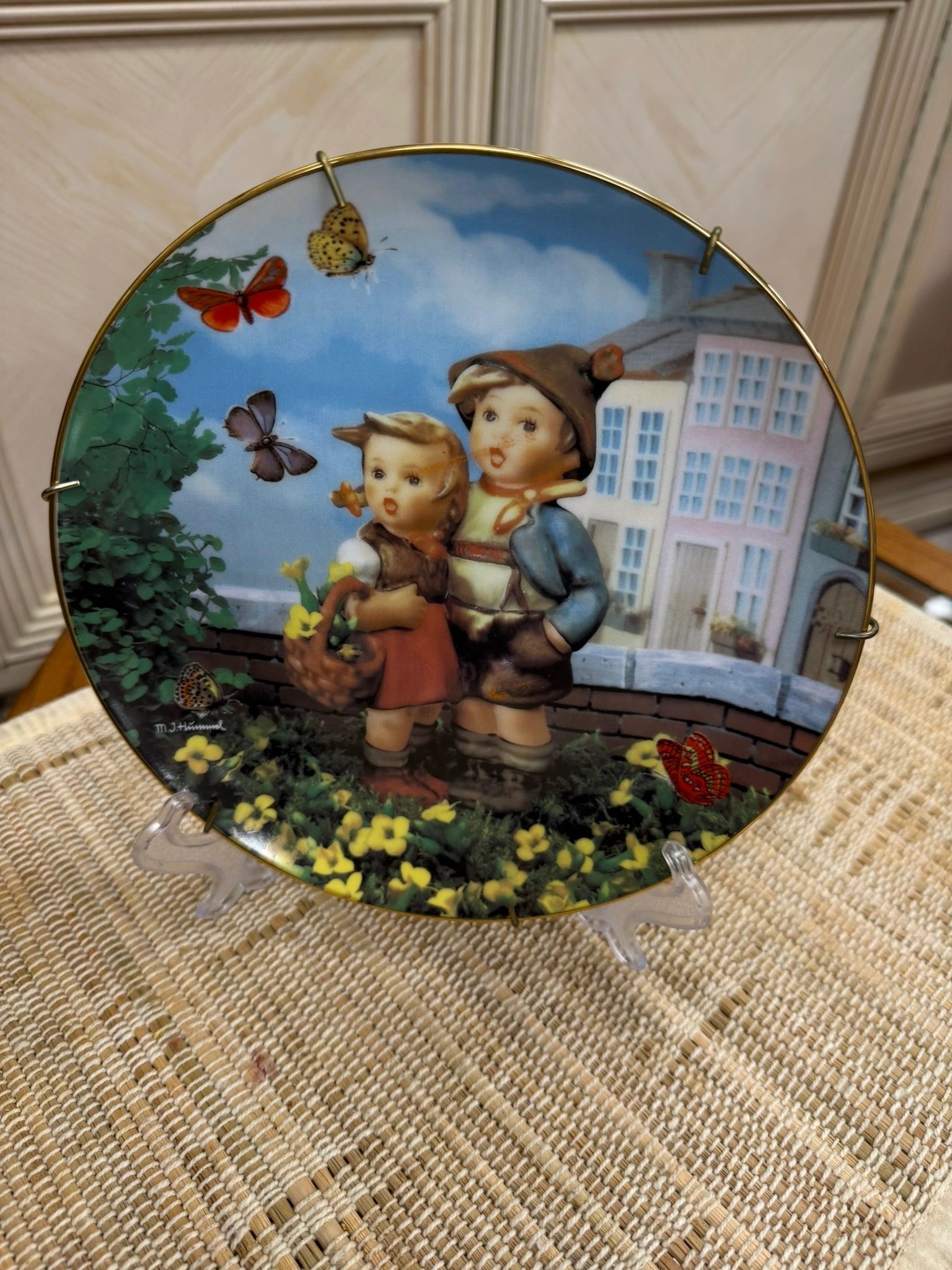 IMG_1087.jpeg M.J.HUMMEL COLLECTOR'S PLATE - LITTLE COMPANIONS - SURPRISE - Image 1