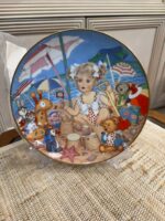 THE FRANKLIN MINT 1990 CAROL LAWSON PLATE - SAND CASTLES EMBELLISHED WITH 24K GOLD