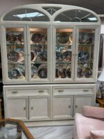 ANTIQUE AMERICAN DREW FURNITURE CHINA CABINET/CURIO - 2 DRAWERS/2 CABINETS/3 SHELVES IN GLASS DOORS - 2 LIGHTS - BEAUTIFUL PIECE - USED