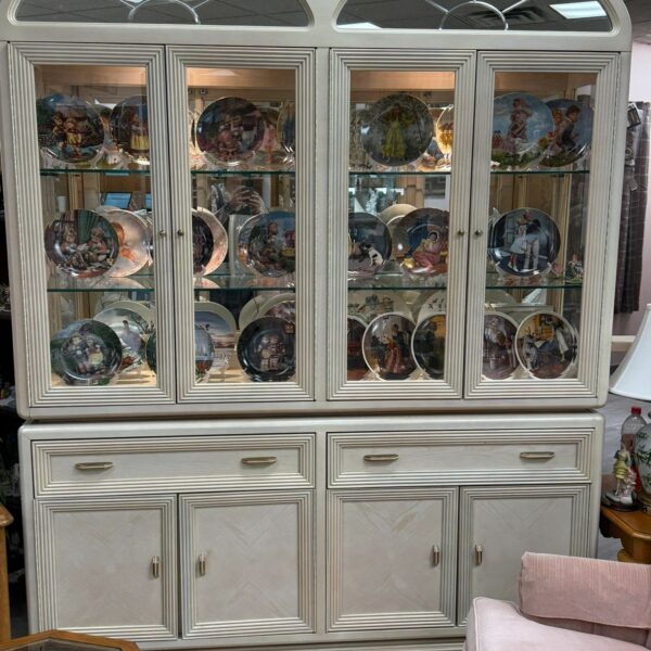 ANTIQUE AMERICAN DREW FURNITURE CHINA CABINET/CURIO - 2 DRAWERS/2 CABINETS/3 SHELVES IN GLASS DOORS - 2 LIGHTS - BEAUTIFUL PIECE - USED