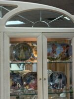 ANTIQUE AMERICAN DREW FURNITURE CHINA CABINET/CURIO - 2 DRAWERS/2 CABINETS/3 SHELVES IN GLASS DOORS - 2 LIGHTS - BEAUTIFUL PIECE - USED - Image 2