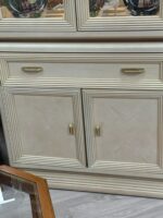 ANTIQUE AMERICAN DREW FURNITURE CHINA CABINET/CURIO - 2 DRAWERS/2 CABINETS/3 SHELVES IN GLASS DOORS - 2 LIGHTS - BEAUTIFUL PIECE - USED - Image 4