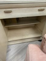 ANTIQUE AMERICAN DREW FURNITURE CHINA CABINET/CURIO - 2 DRAWERS/2 CABINETS/3 SHELVES IN GLASS DOORS - 2 LIGHTS - BEAUTIFUL PIECE - USED - Image 5