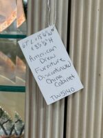 ANTIQUE AMERICAN DREW FURNITURE CHINA CABINET/CURIO - 2 DRAWERS/2 CABINETS/3 SHELVES IN GLASS DOORS - 2 LIGHTS - BEAUTIFUL PIECE - USED - Image 8