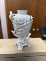WHITE FLOWER/PLANT TABLE TOP DISPLAY VASE - CERAMIC GLOSS /BIRD/FLOWER DESIGN