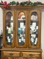 USED OAK WOOD LIGHT UP CURIO WITH 3 GLASS PANES (LEFT/RIGHT OPEN)/2 DRAWERS AND LOWER CABINETS (LEFT/RIGHT OPEN) - BEAUTIFUL PIECE WORKS AS IT SHOULD - Image 2