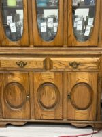 USED OAK WOOD LIGHT UP CURIO WITH 3 GLASS PANES (LEFT/RIGHT OPEN)/2 DRAWERS AND LOWER CABINETS (LEFT/RIGHT OPEN) - BEAUTIFUL PIECE WORKS AS IT SHOULD - Image 3