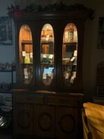 USED OAK WOOD LIGHT UP CURIO WITH 3 GLASS PANES (LEFT/RIGHT OPEN)/2 DRAWERS AND LOWER CABINETS (LEFT/RIGHT OPEN) - BEAUTIFUL PIECE WORKS AS IT SHOULD - Image 4