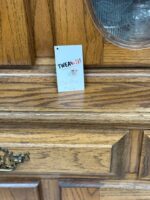 USED OAK WOOD LIGHT UP CURIO WITH 3 GLASS PANES (LEFT/RIGHT OPEN)/2 DRAWERS AND LOWER CABINETS (LEFT/RIGHT OPEN) - BEAUTIFUL PIECE WORKS AS IT SHOULD - Image 5