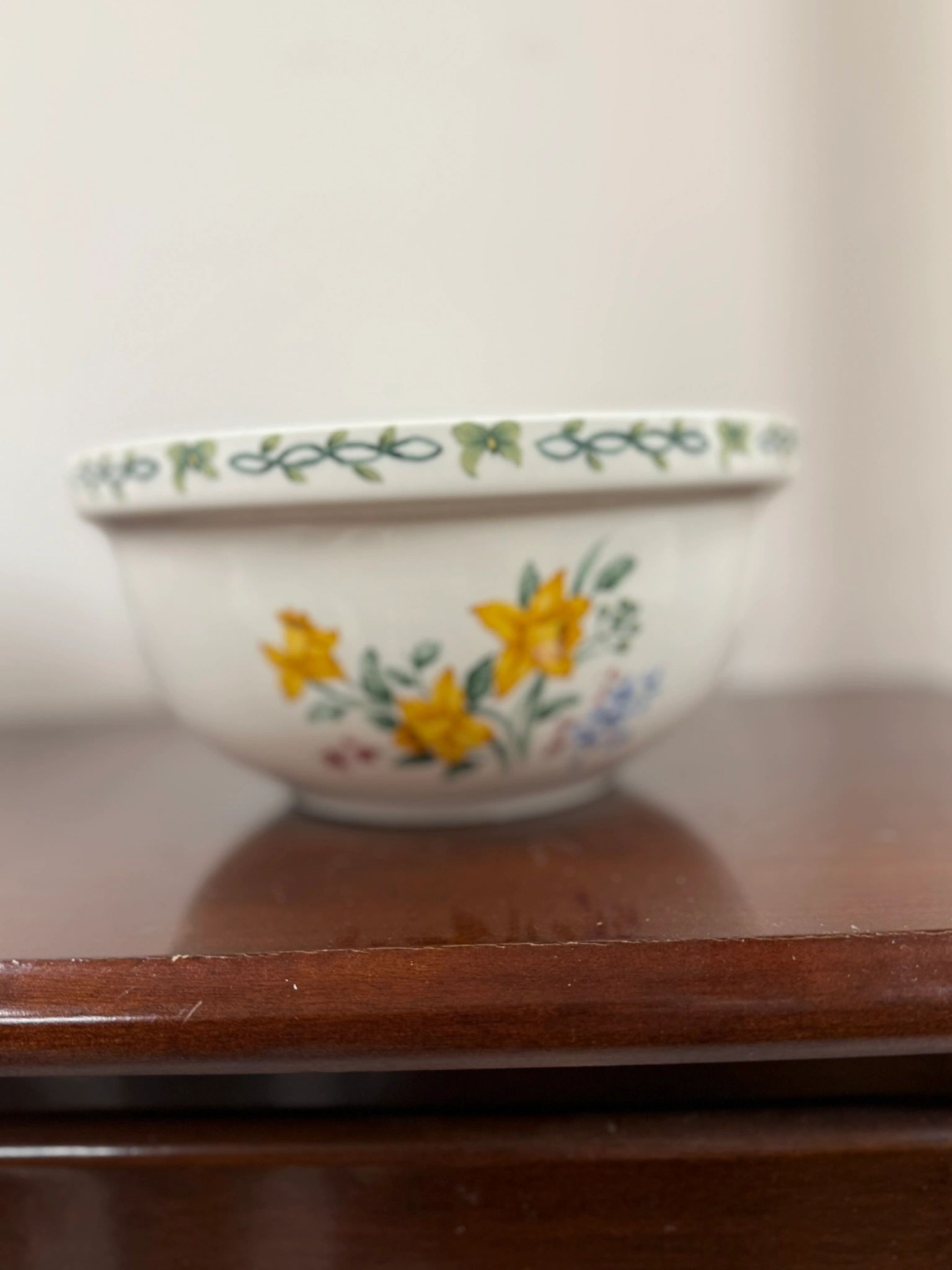 IMG_2511.jpeg THOMSON POTTERY FLORAL GARDEN CHINA -8" MIXING BOWL - Image 1