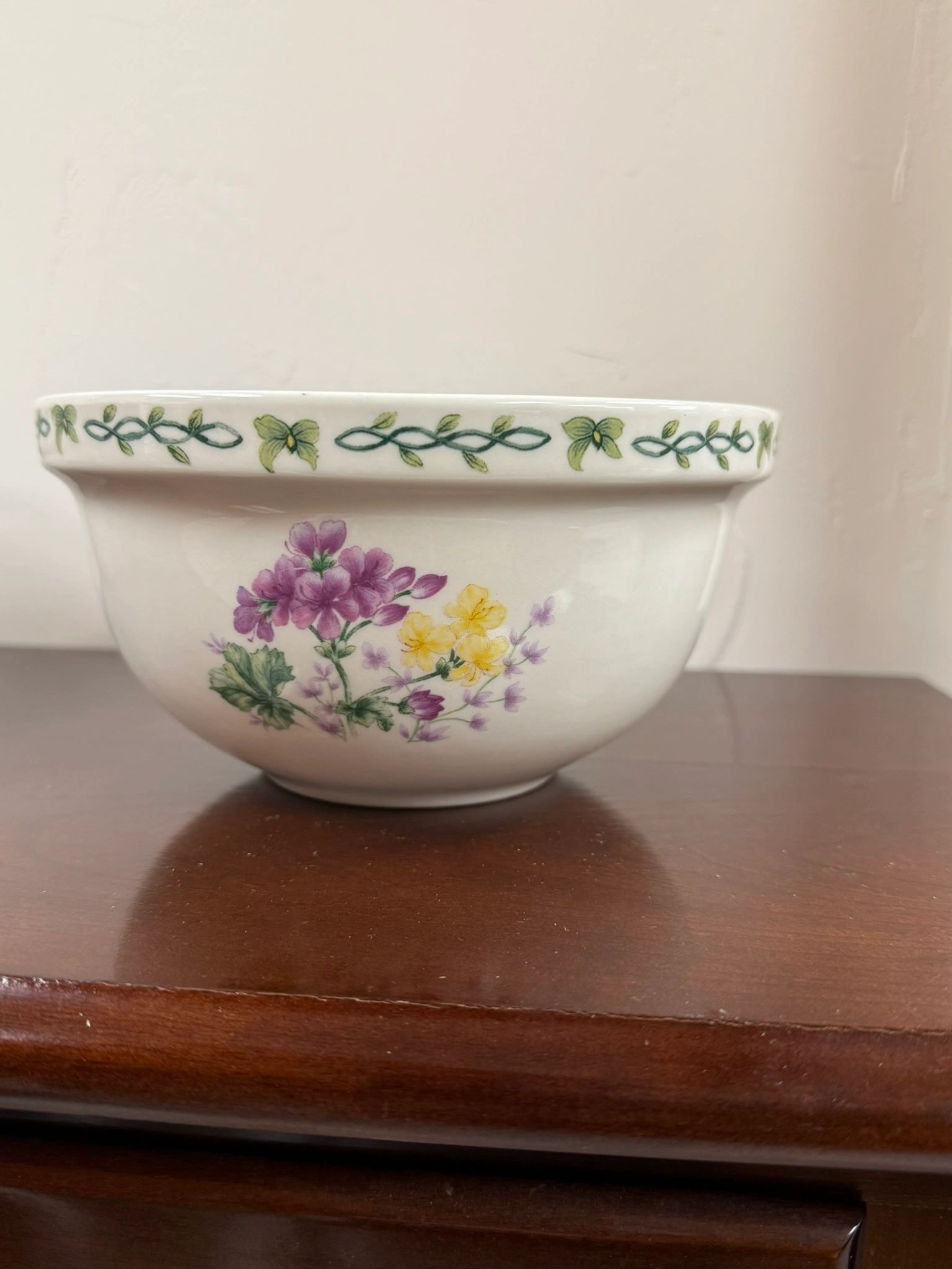 IMG_2513.jpeg THOMSON POTTERY FLORAL GARDEN CHINA -7" MIXING BOWL - Image 1