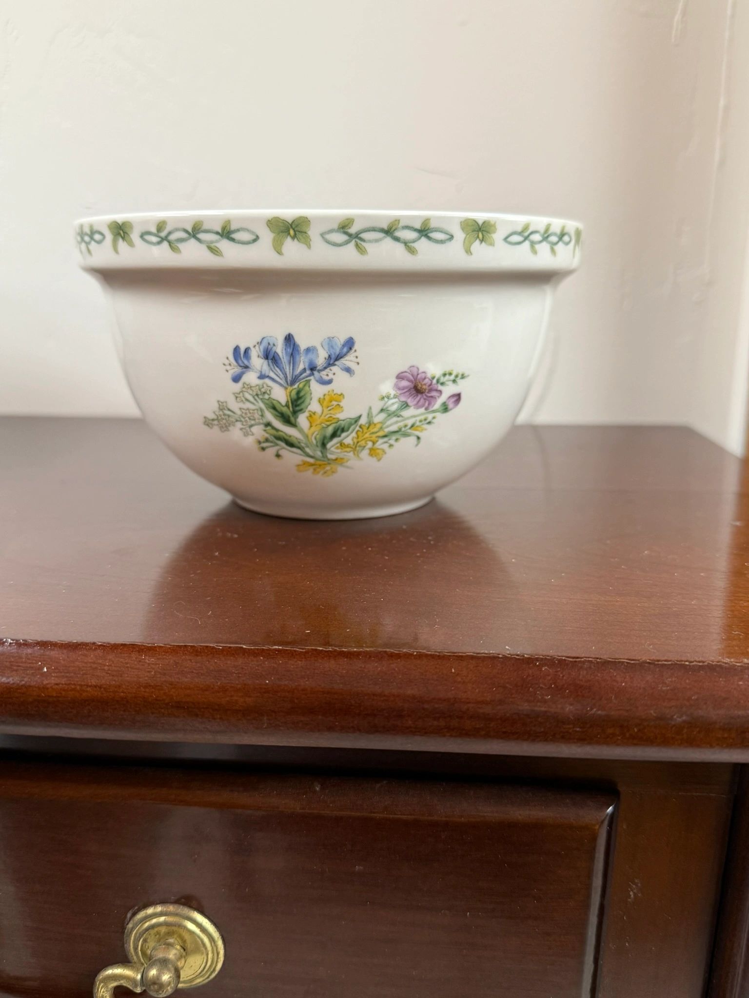 IMG_2515.jpeg THOMSON POTTERY FLORAL GARDEN CHINA -6" MIXING BOWL - Image 1