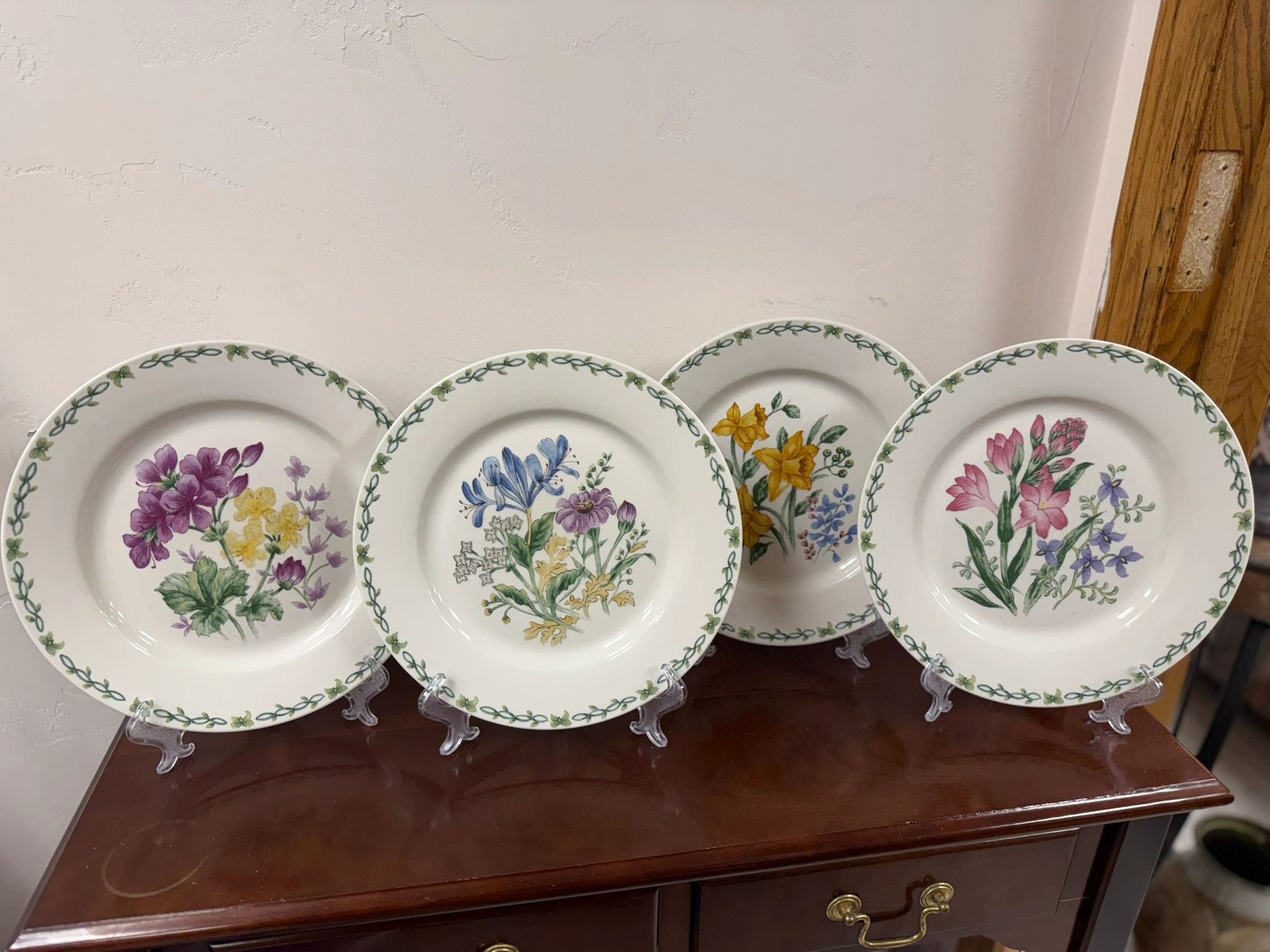 IMG_2529.jpeg THOMSON POTTERY FLORAL GARDEN CHINA -10.5" DINNER PLATE - SET OF 4 - Image 1