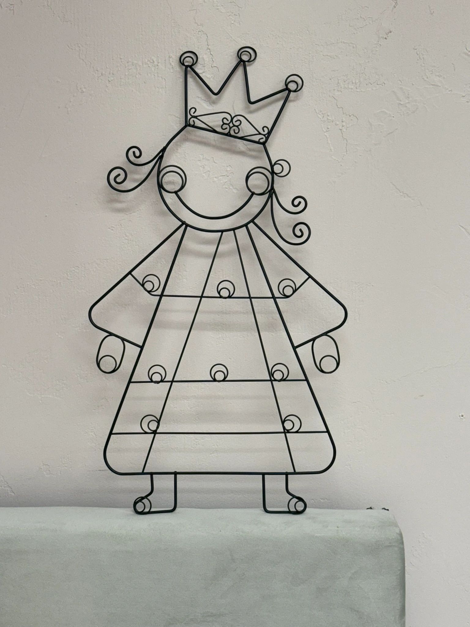 IMG_2583.jpeg PRINCESS WIRE WALL ART - JEWELRY HOLDER - 19"H X 11" W - Image 1