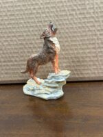 WOLF HOWLING FIGURINE - Image 3