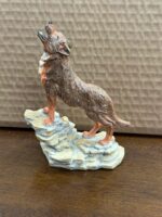 WOLF HOWLING FIGURINE - Image 2