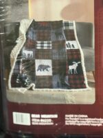 NU TRENDZ SIGNATURE COLLECTION SHERPA LINED BEAR MOUNTAIN THROW - 50" X 60" - Image 2