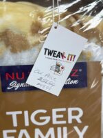 NU TRENDZ TIGER FAMILY SIGNATURE SERIES PLUSH QUEEN BLANKET - Image 2