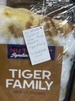 NU TRENDZ TIGER FAMILY SIGNATURE SERIES PLUSH QUEEN BLANKET - Image 3
